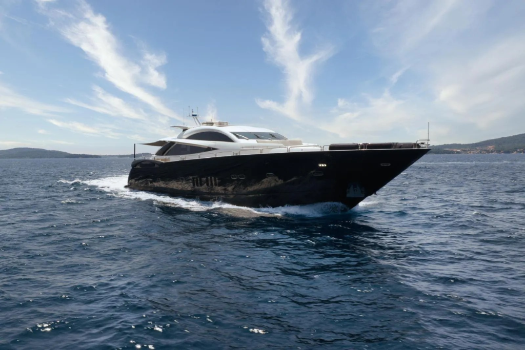 108ft Sunseeker Predator yacht charter Coconut Grove – running shot