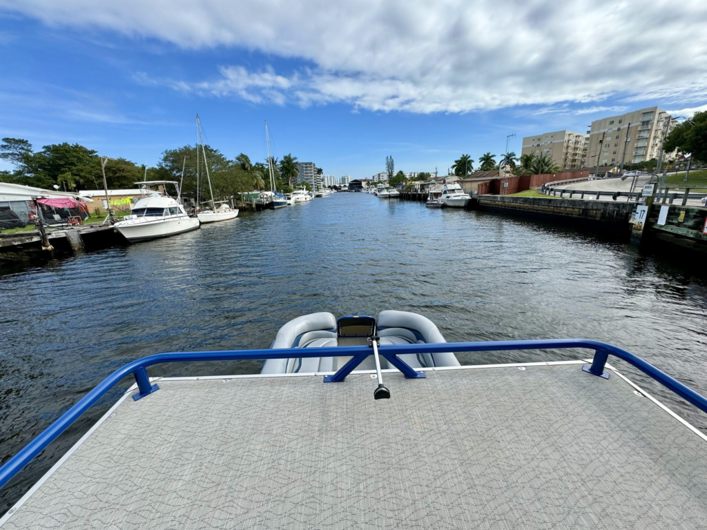30ft pontoon boat charter Coconut Grove – bow deck