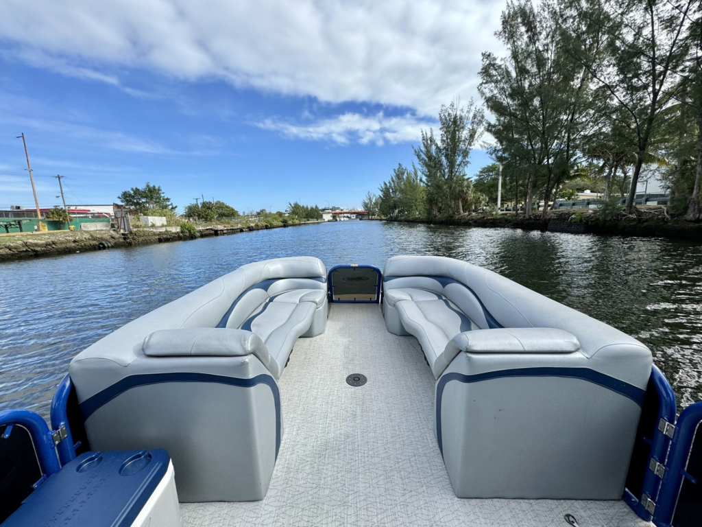 30ft pontoon boat charter Coconut Grove – lounge seating