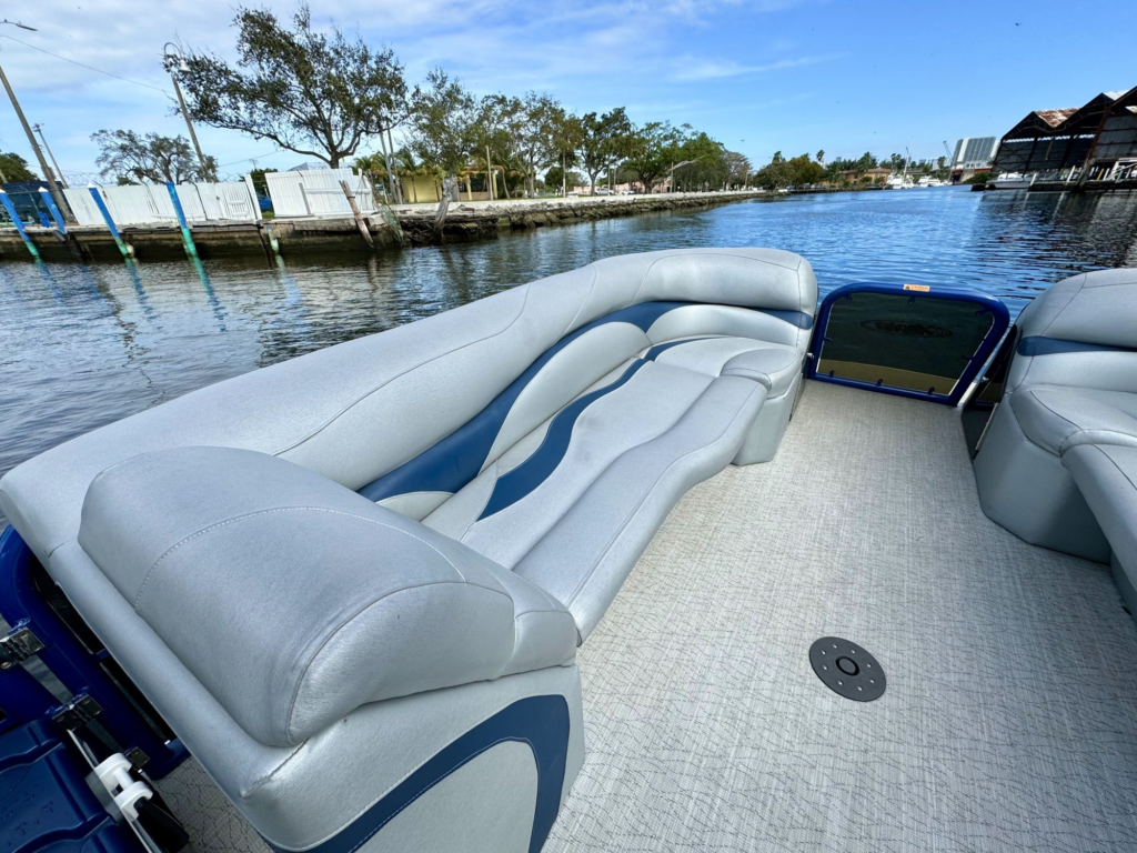30ft pontoon boat charter Coconut Grove – wraparound seating