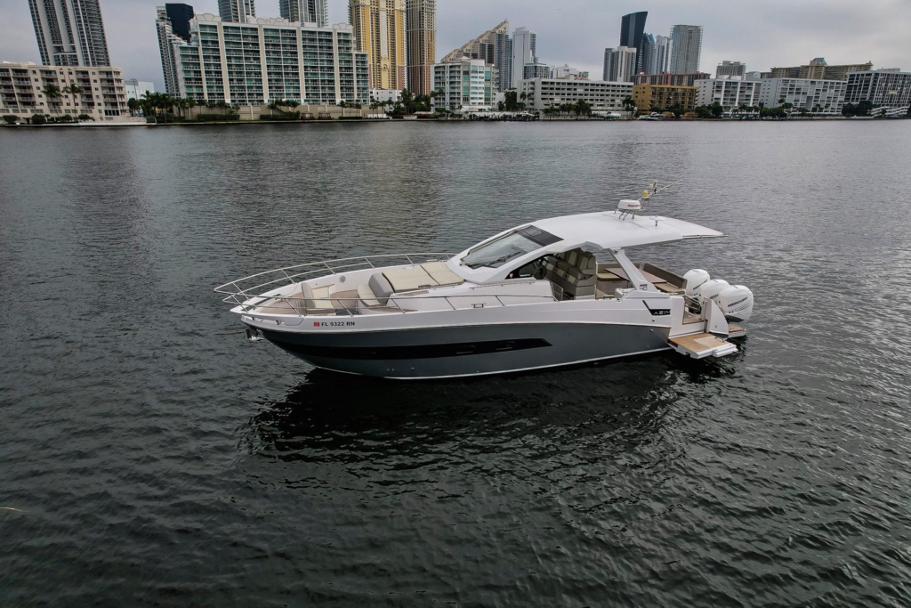 42ft Azimut Verve yacht charter Coconut Grove – profile on the bay