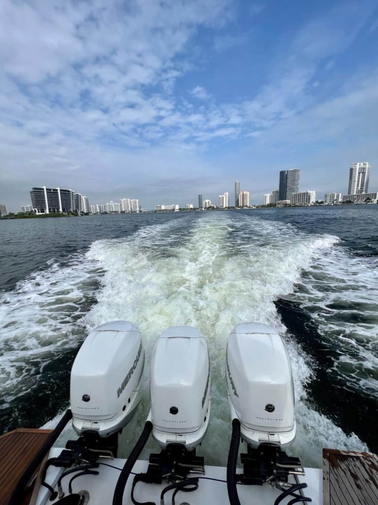 42ft Azimut Verve yacht charter Coconut Grove – wake behind the outboards