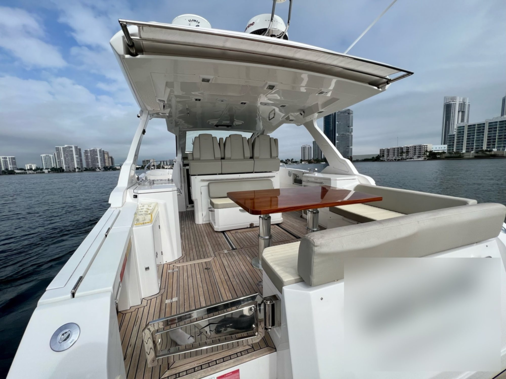 42ft Azimut Verve yacht charter Coconut Grove – aft cockpit dining