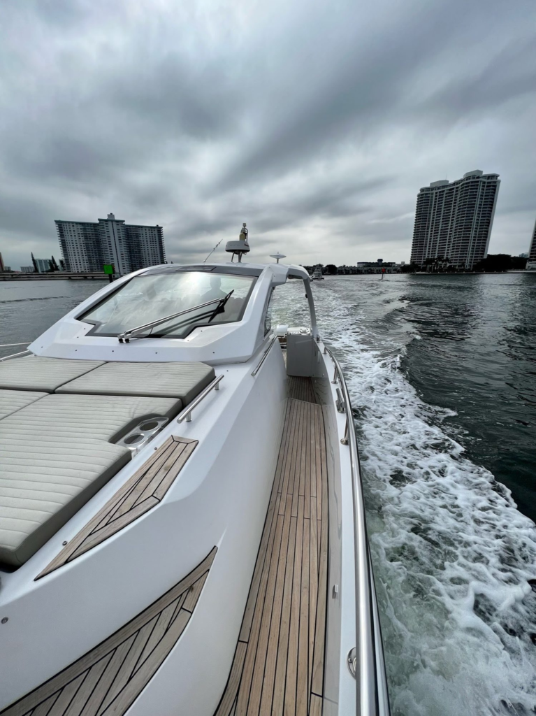 42ft Azimut Verve yacht charter Coconut Grove – side deck walkway