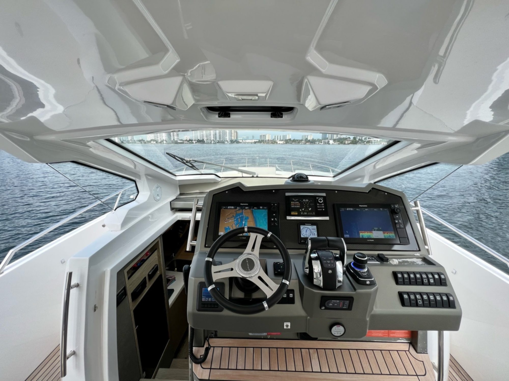 42ft Azimut Verve yacht charter Coconut Grove – helm station and cockpit