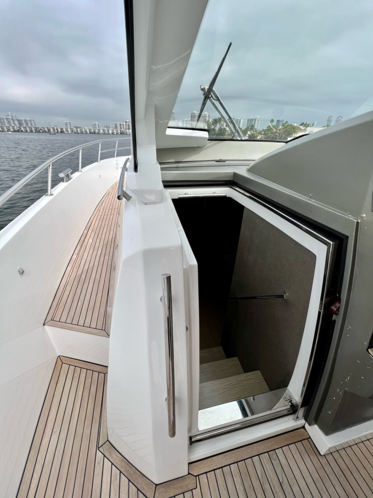 42ft Azimut Verve yacht charter Coconut Grove – companionway