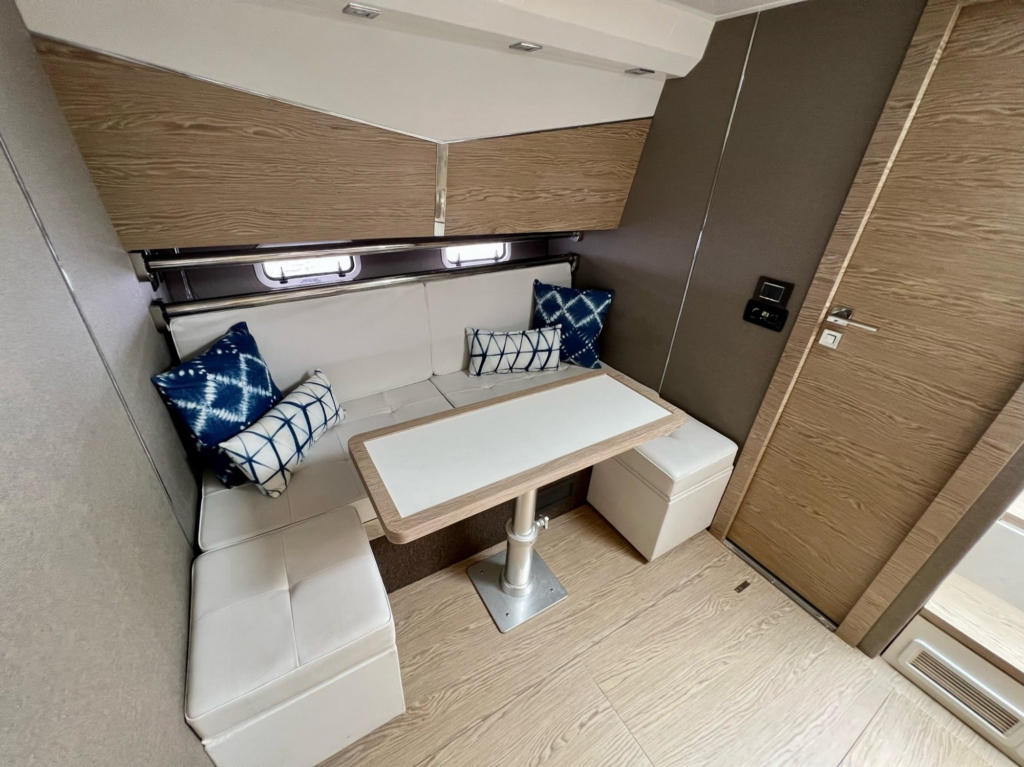 42ft Azimut Verve yacht charter Coconut Grove – dinette