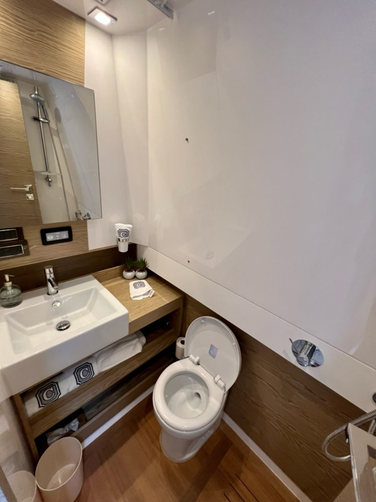 42ft Azimut Verve yacht charter Coconut Grove – bathroom