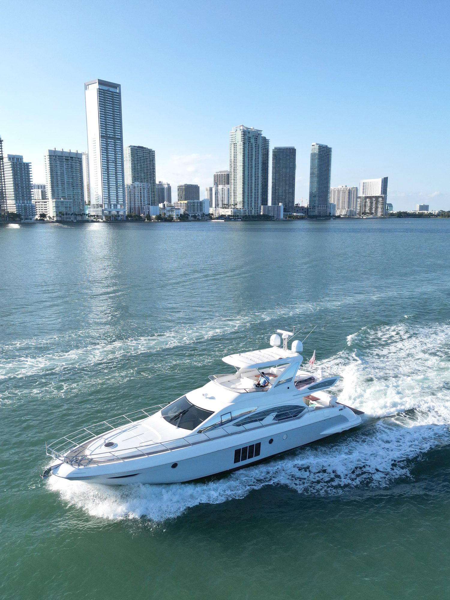 70ft Azimut Flybridge yacht charter Miami Beach – exterior