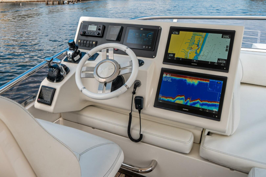 70ft Azimut Flybridge yacht charter Miami Beach – flybridge helm
