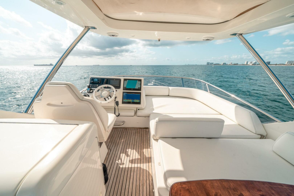 70ft Azimut Flybridge yacht charter Miami Beach – flybridge helm