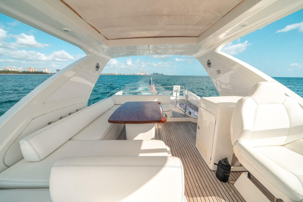 70ft Azimut Flybridge yacht charter Miami Beach – flybridge helm