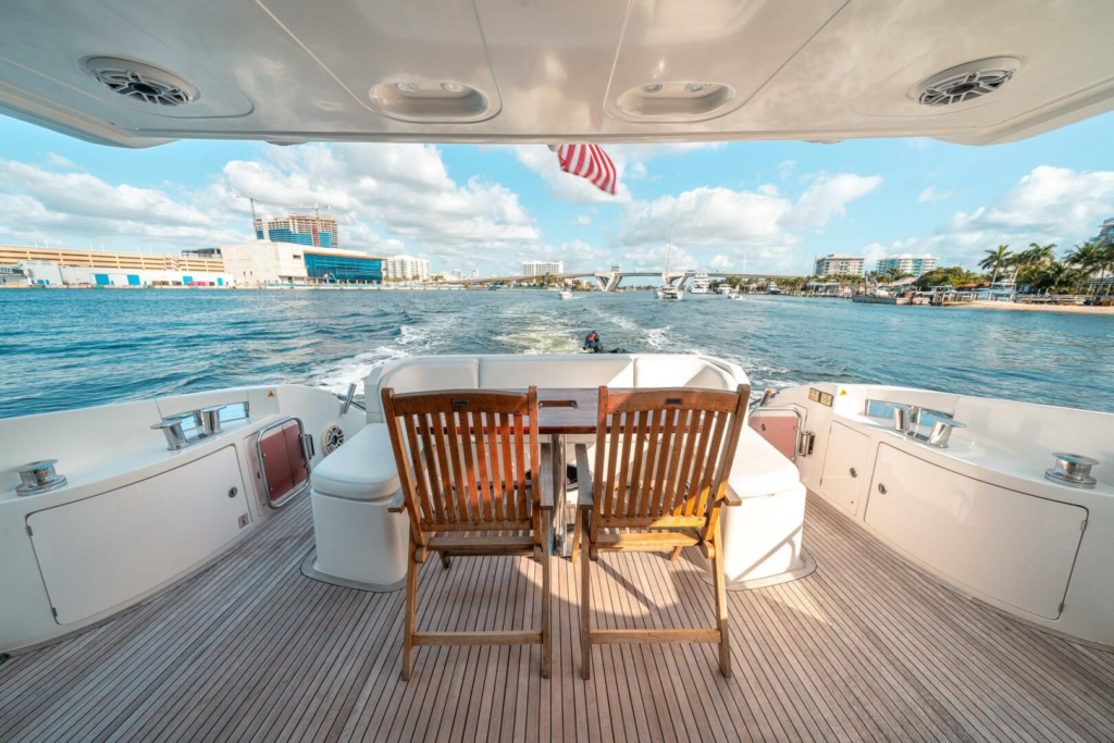 70ft Azimut Flybridge yacht charter Miami Beach – exterior aft deck dining