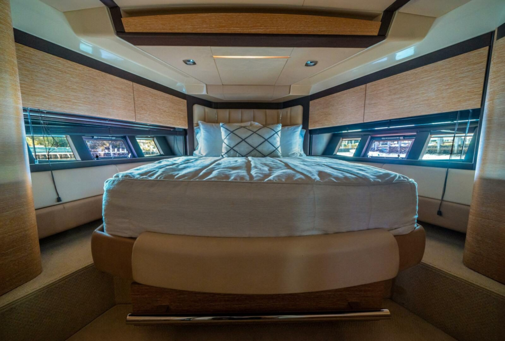 70ft Azimut Flybridge yacht charter Miami Beach – stateroom master