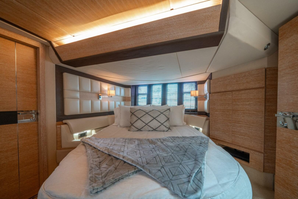 70ft Azimut Flybridge yacht charter Miami Beach – stateroom VIP
