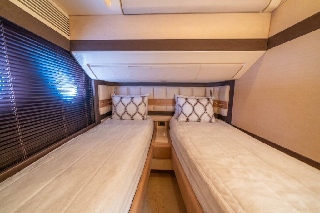 70ft Azimut Flybridge yacht charter Miami Beach – stateroom twin