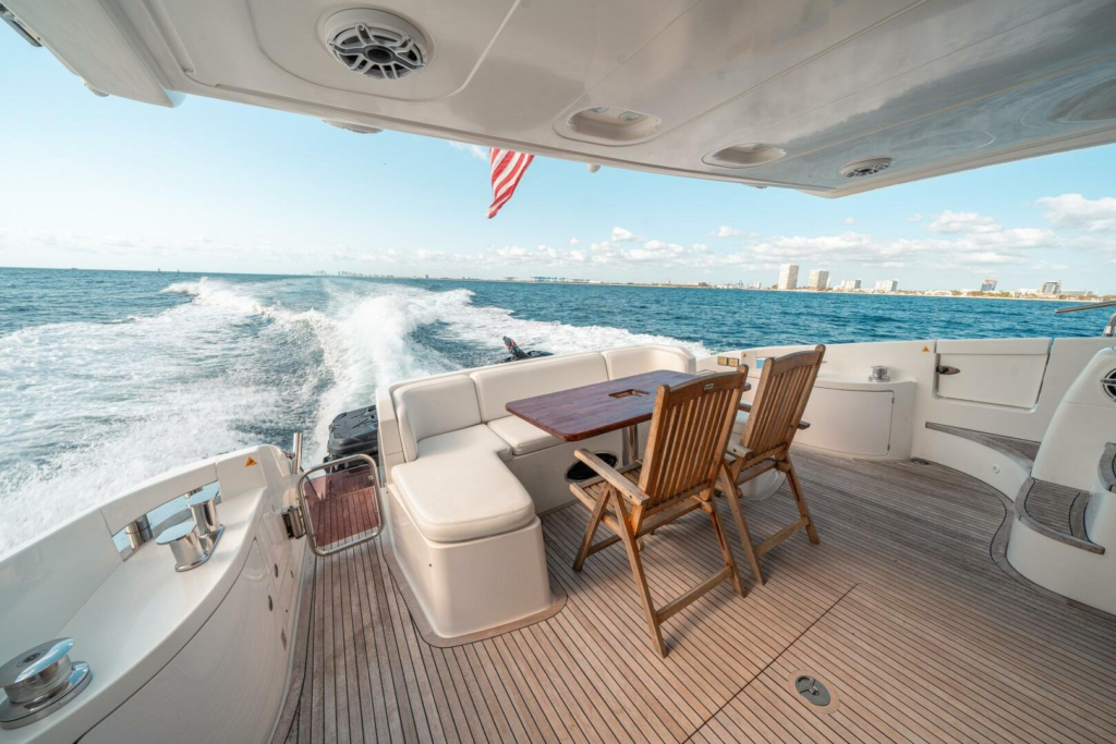 70ft Azimut Flybridge yacht charter Miami Beach – aft deck