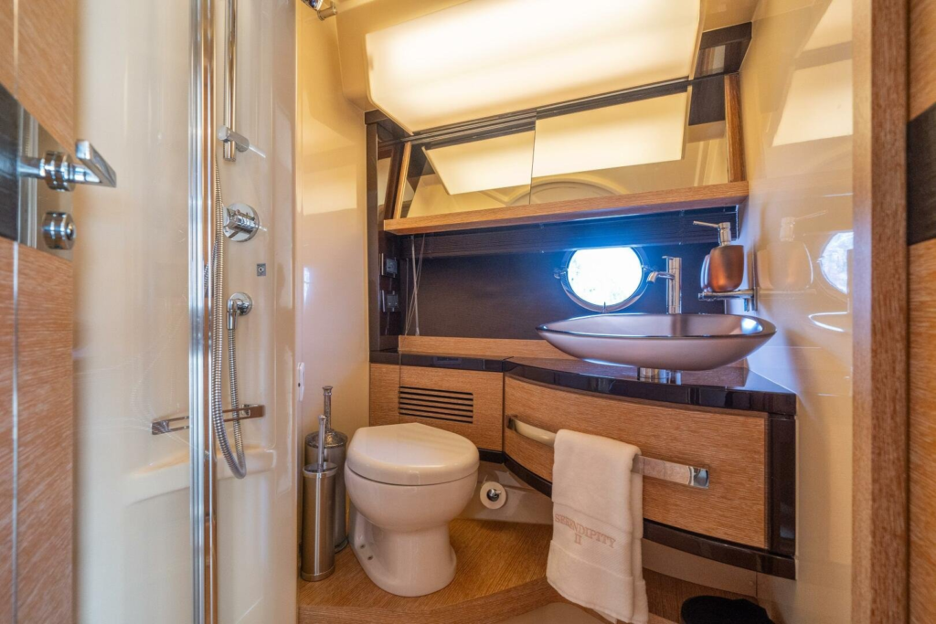 70ft Azimut Flybridge yacht charter Miami Beach – bathroom