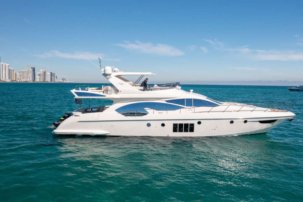 70ft Azimut yacht charter Miami – exterior