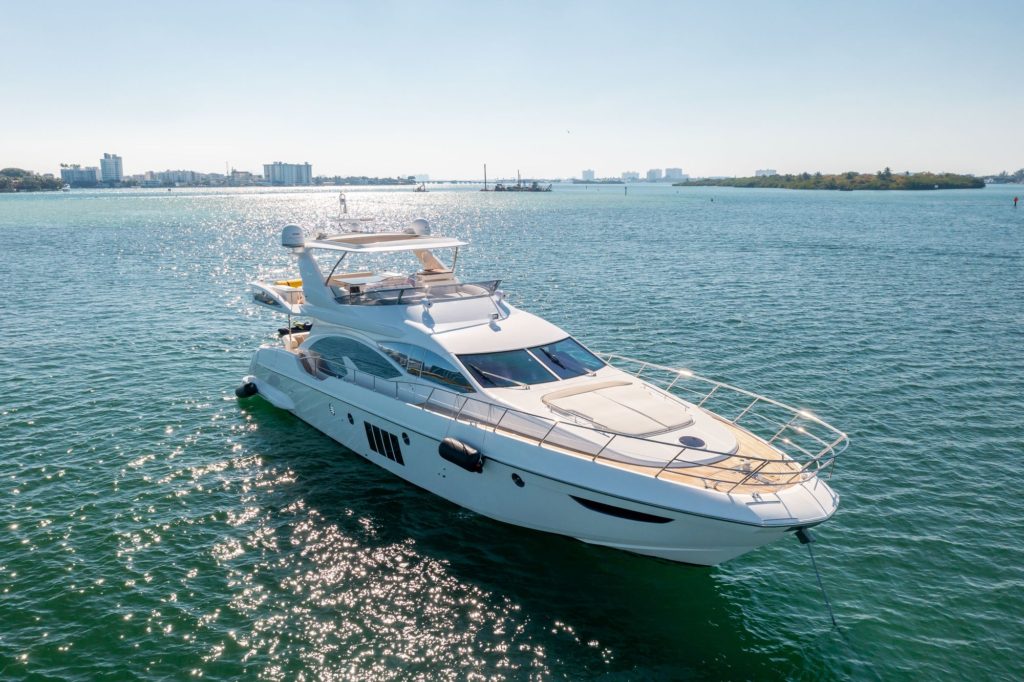 70ft Azimut yacht charter Miami – exterior