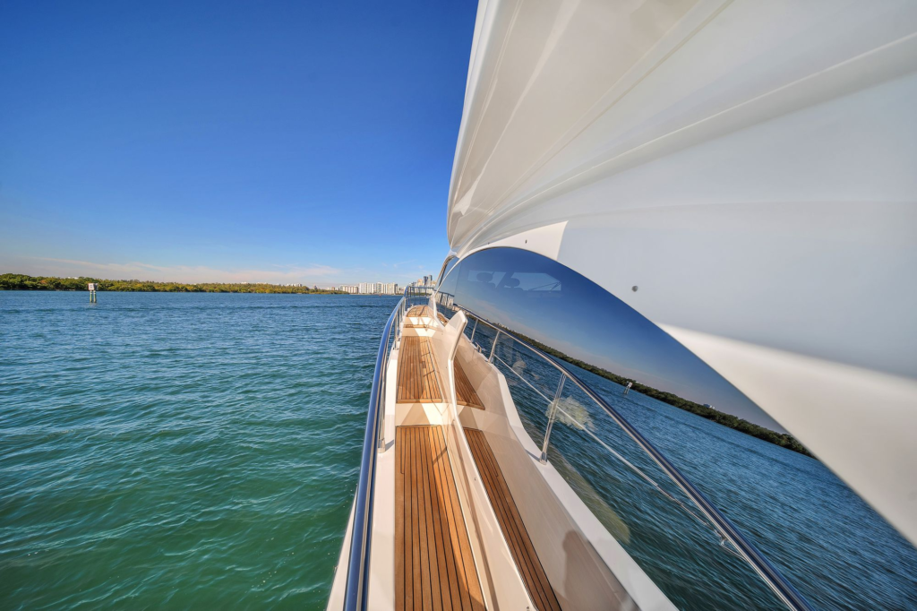 70ft Azimut yacht charter Miami – flybridge