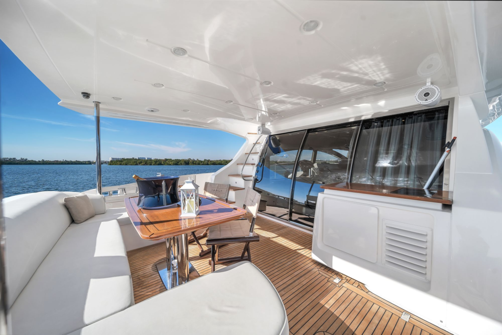 70ft Azimut yacht charter Miami – flybridge