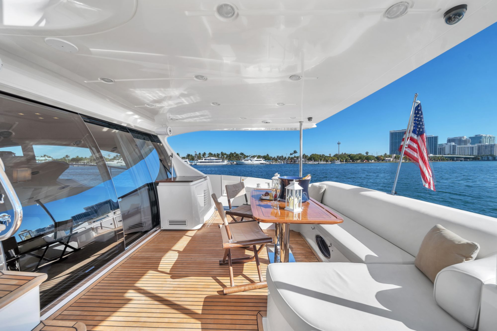 70ft Azimut yacht charter Miami – flybridge