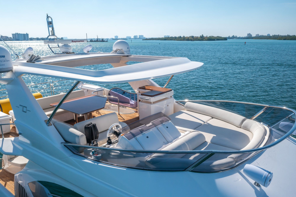 70ft Azimut yacht charter Miami – flybridge
