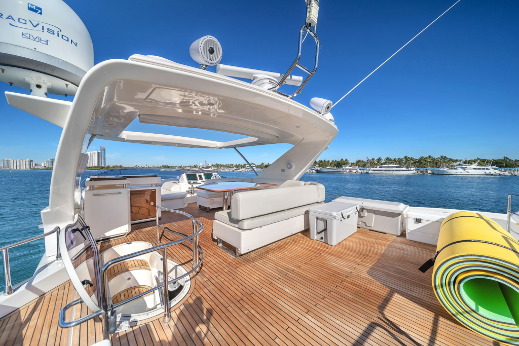 70ft Azimut yacht charter Miami – flybridge