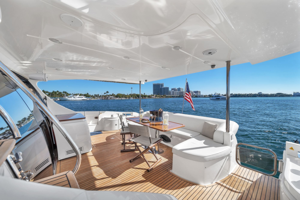 70ft Azimut yacht charter Miami – flybridge