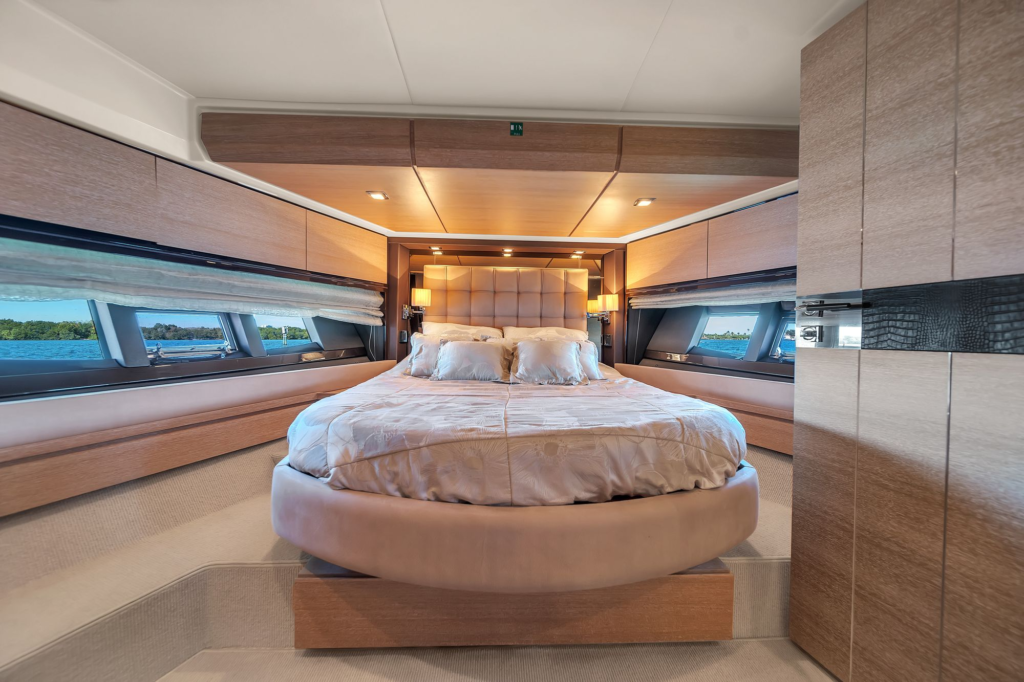 70ft Azimut yacht charter Miami – stateroom