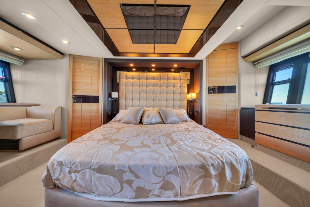 70ft Azimut yacht charter Miami – stateroom