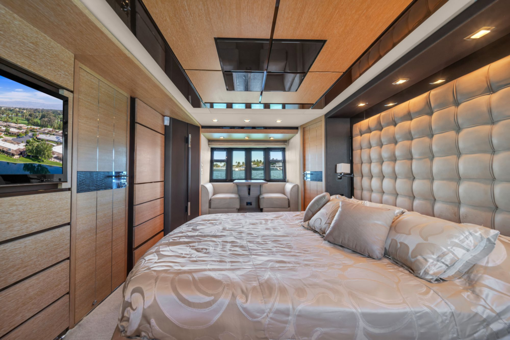 70ft Azimut yacht charter Miami – stateroom