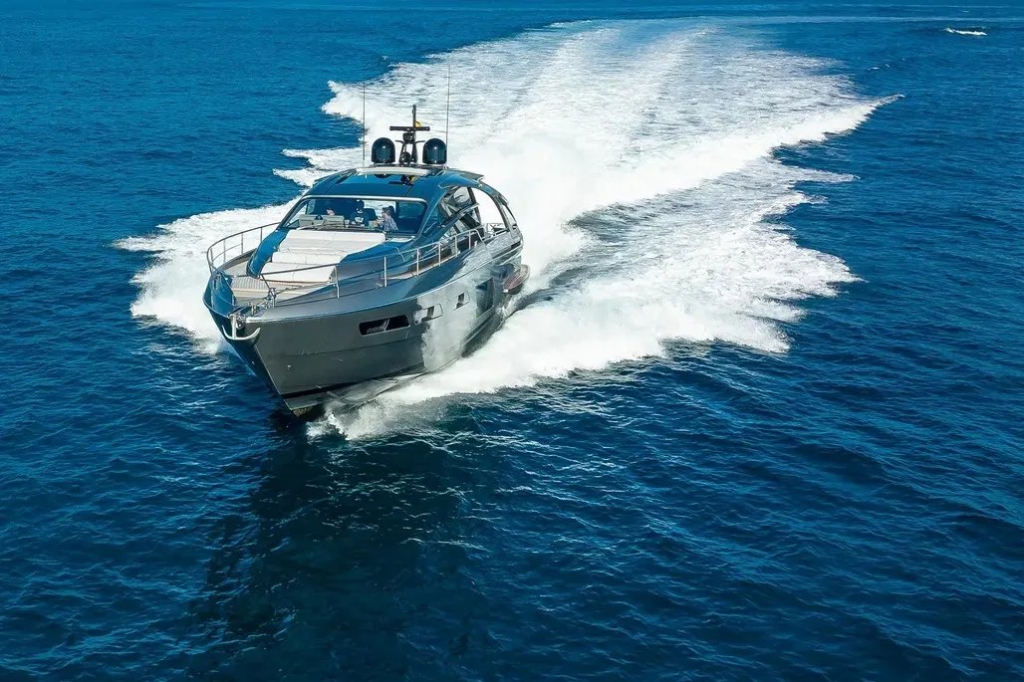 70ft Pershing yacht charter Miami – exterior – bow-on underway