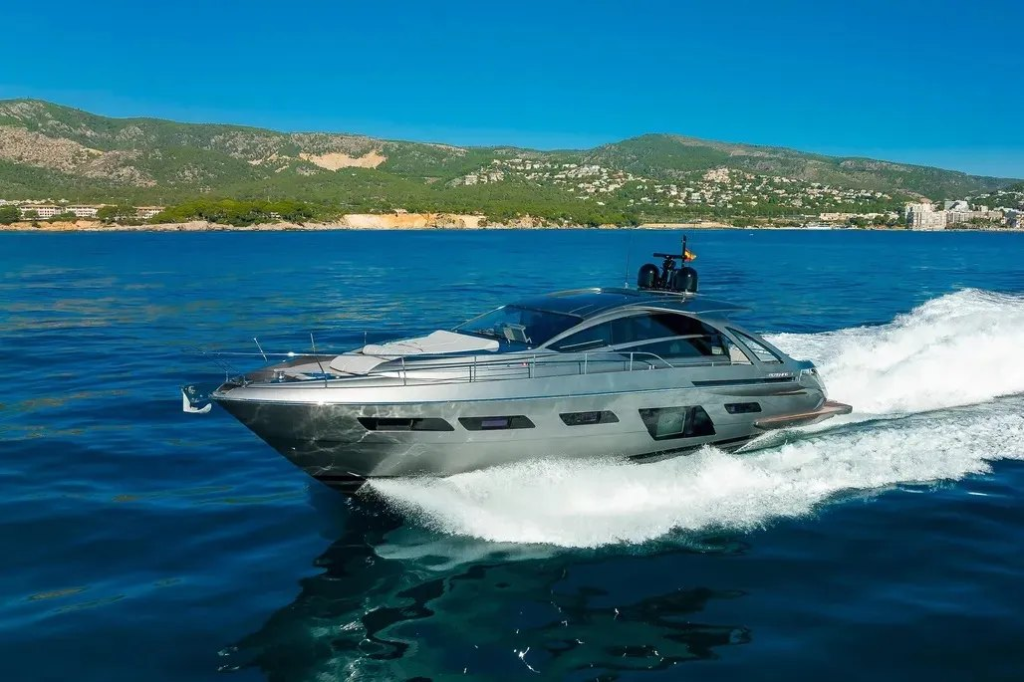 70ft Pershing yacht charter Miami – exterior – running profile