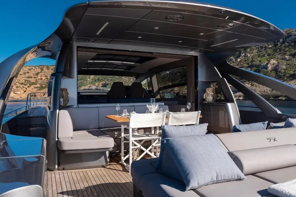 70ft Pershing yacht charter Miami – aft deck / cockpit lounge