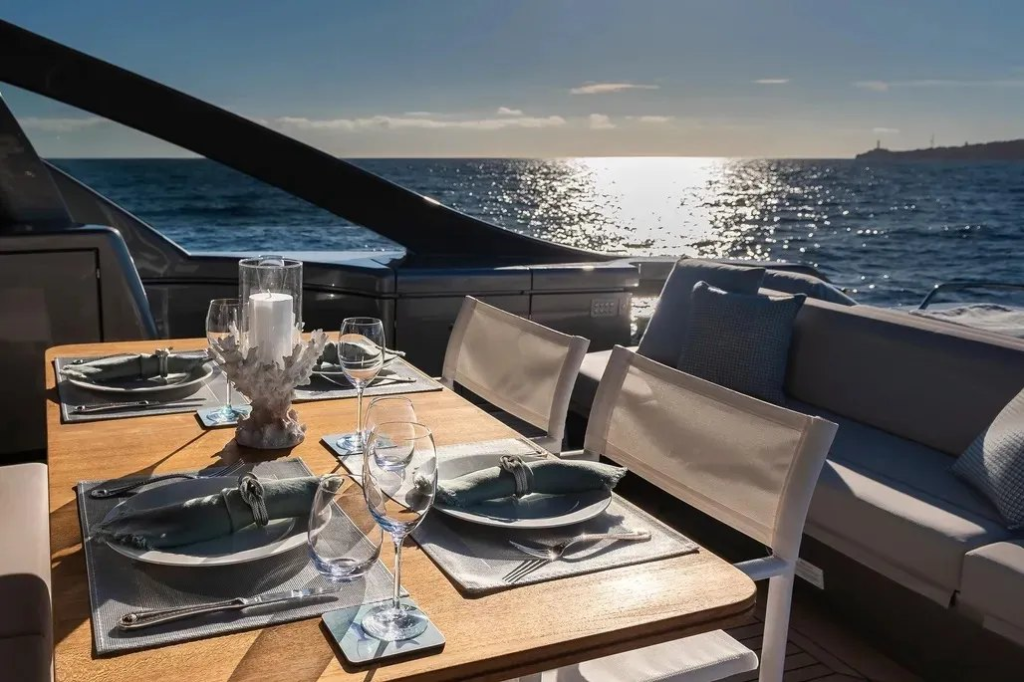 70ft Pershing yacht charter Miami – dining set-up
