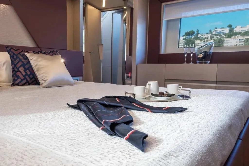 70ft Pershing yacht charter Miami – stateroom – master