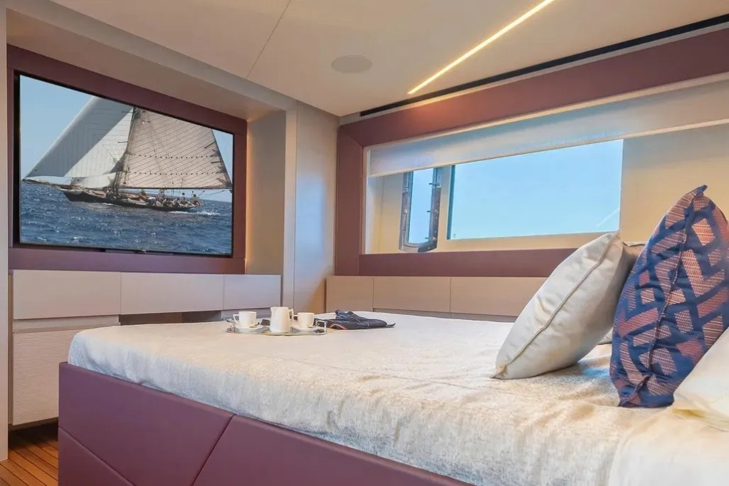 70ft Pershing yacht charter Miami – stateroom – guest