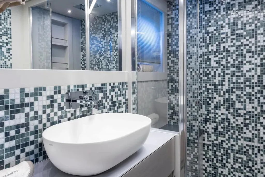 70ft Pershing yacht charter Miami – bathroom