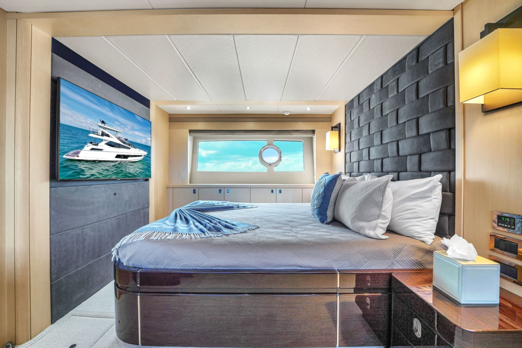 75ft Sunseeker yacht charter Marina Palms – VIP stateroom