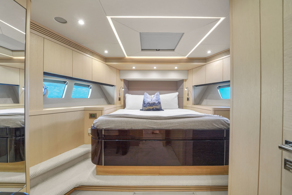 75ft Sunseeker yacht charter Marina Palms – VIP stateroom