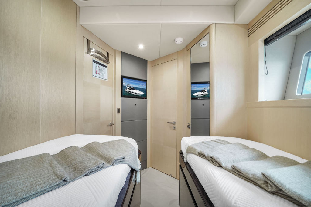 75ft Sunseeker yacht charter Marina Palms – guest stateroom