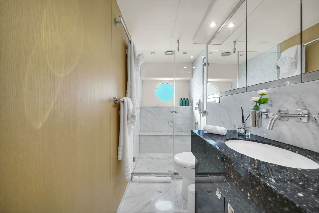 75ft Sunseeker yacht charter Marina Palms – bathroom