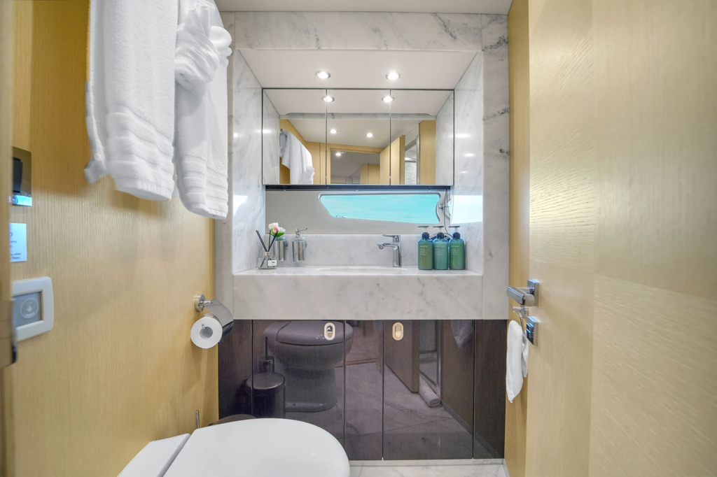 75ft Sunseeker yacht charter Marina Palms – bathroom