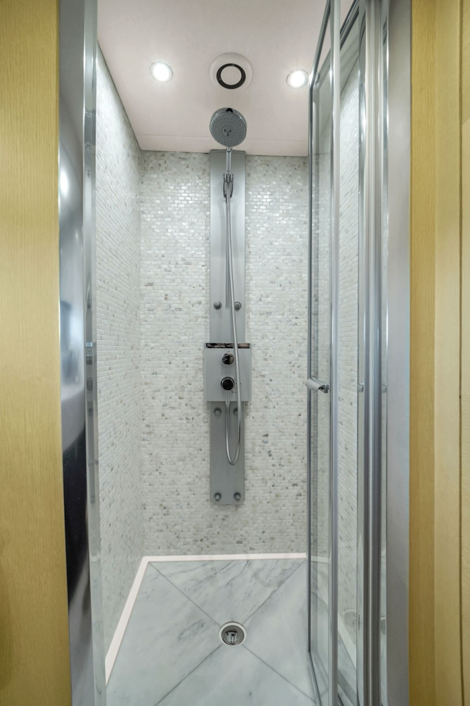 75ft Sunseeker yacht charter Marina Palms – bathroom