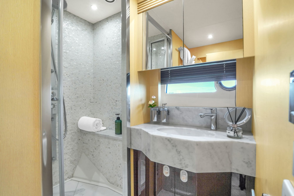 75ft Sunseeker yacht charter Marina Palms – bathroom