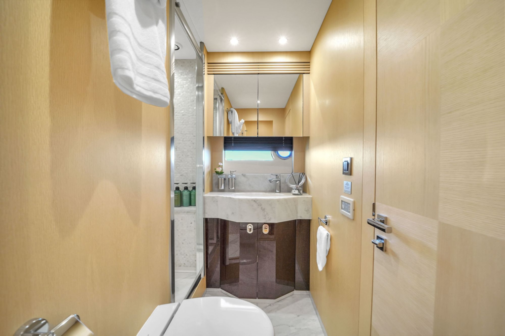 75ft Sunseeker yacht charter Marina Palms – bathroom
