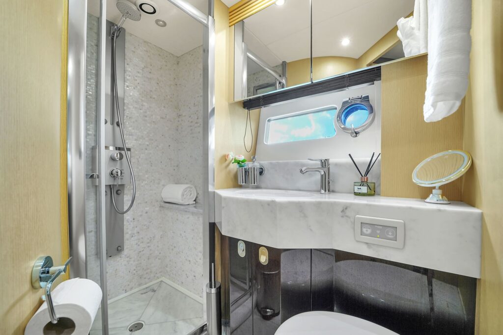 75ft Sunseeker yacht charter Marina Palms – bathroom