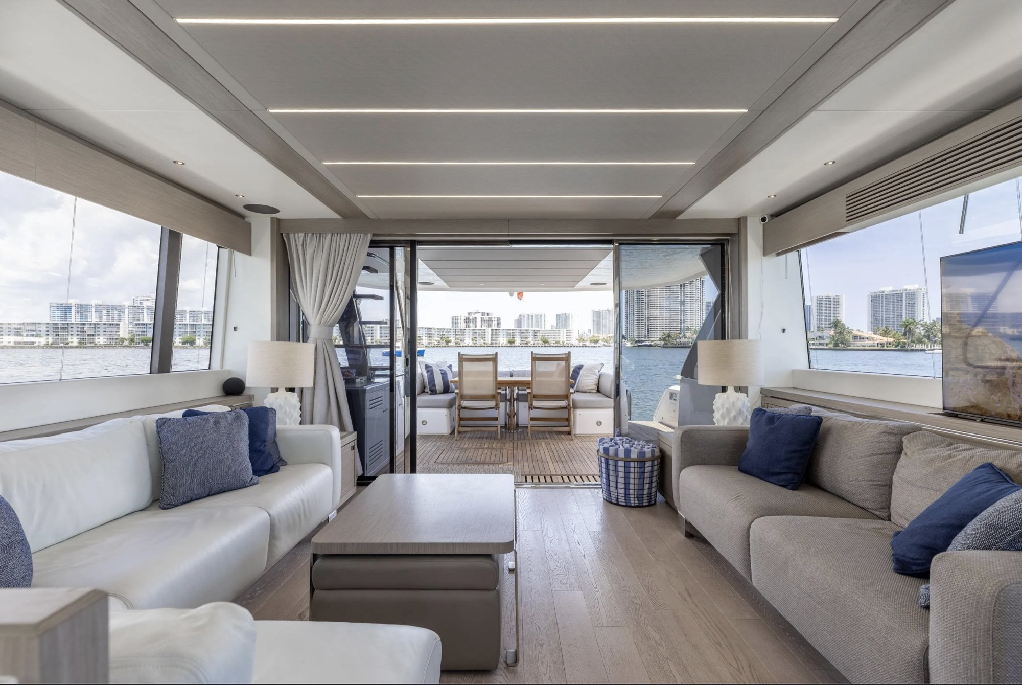 76ft Sunseeker yacht charter Miami – main salon